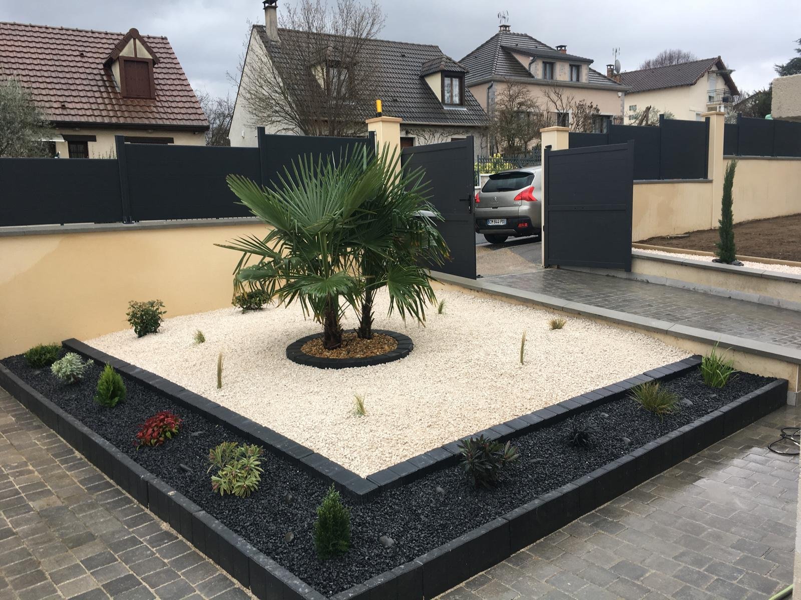 Jardinier tondant pelouse